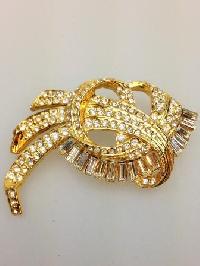 Vintage 80s Sparkling Diamante Stylish Goldtone Swirl Design Brooch 7cms